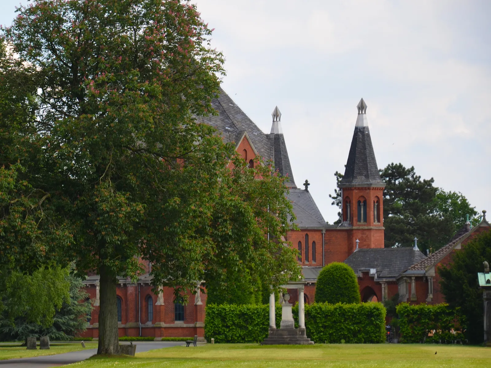 Der Stadtfriedhof Stöcken wurde am 1. Januar 1891, als zweiter kommunaler Großfriedhof, im architektonischen Stil eröffnet.