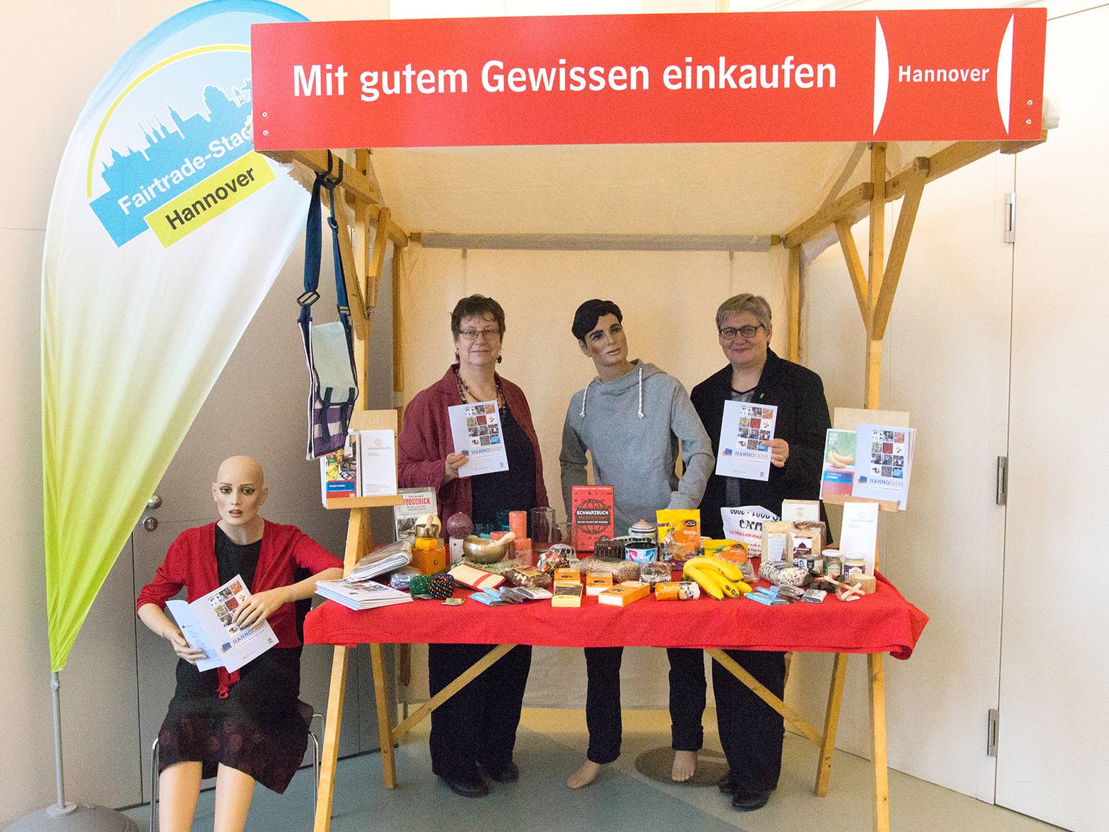 Ursula Krienert vom AllerWeltsLaden und Stadträtin Sabine Tegtmeyer-Dette präsentieren die neue Auflage von "HANNOFAIR!"