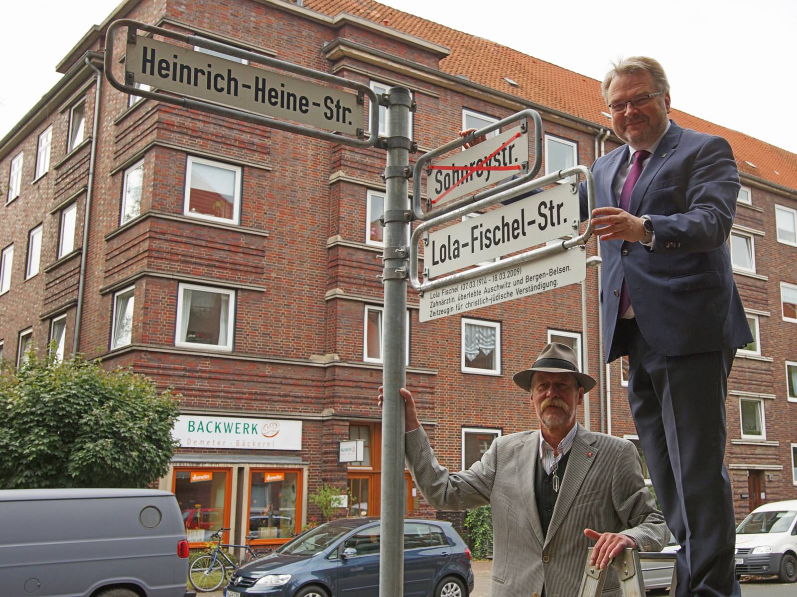 Zwei Männer um ein Straßenschuld. 