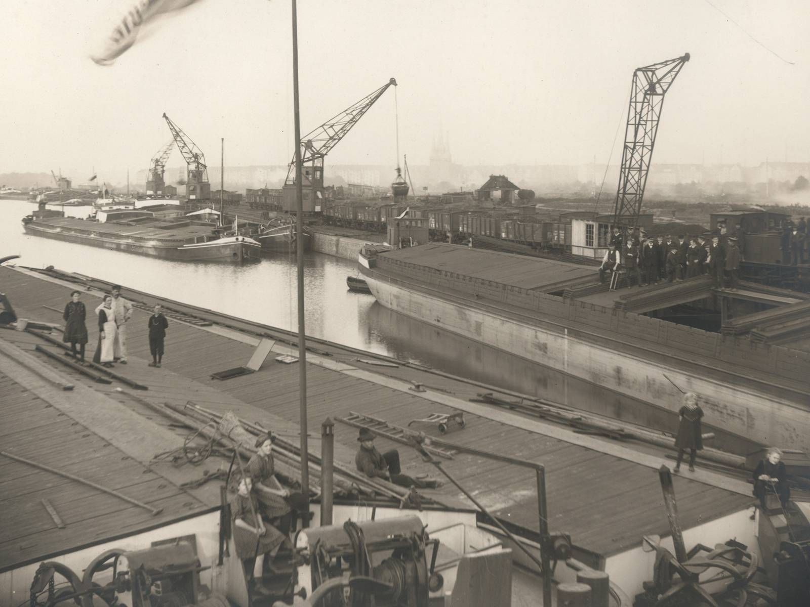 Blick auf das Hafenbecken im Lindener Hafen, 1917