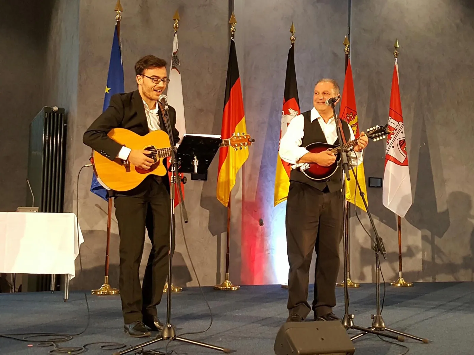 Zwei Musiker auf einer Bühne. 
