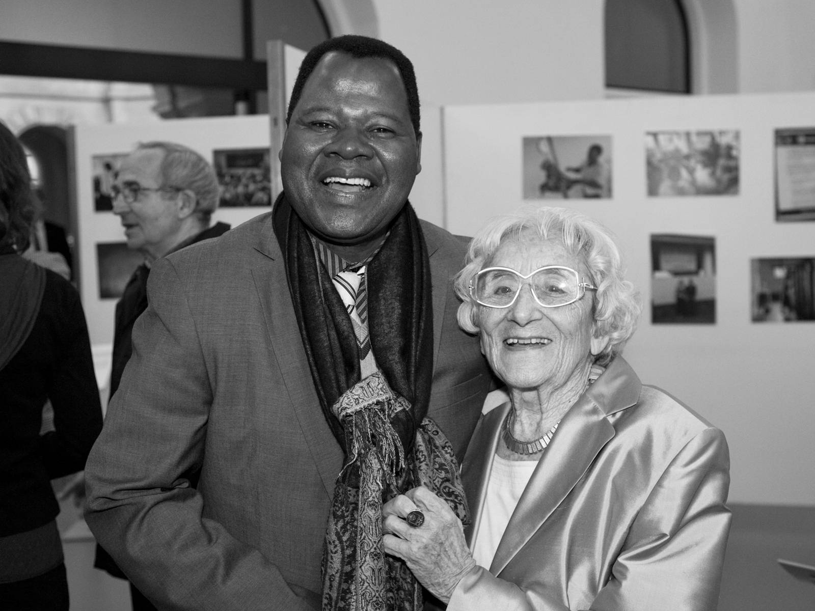 Dr. Lore Henkel mit Sylvester Mitini-Nkhoma