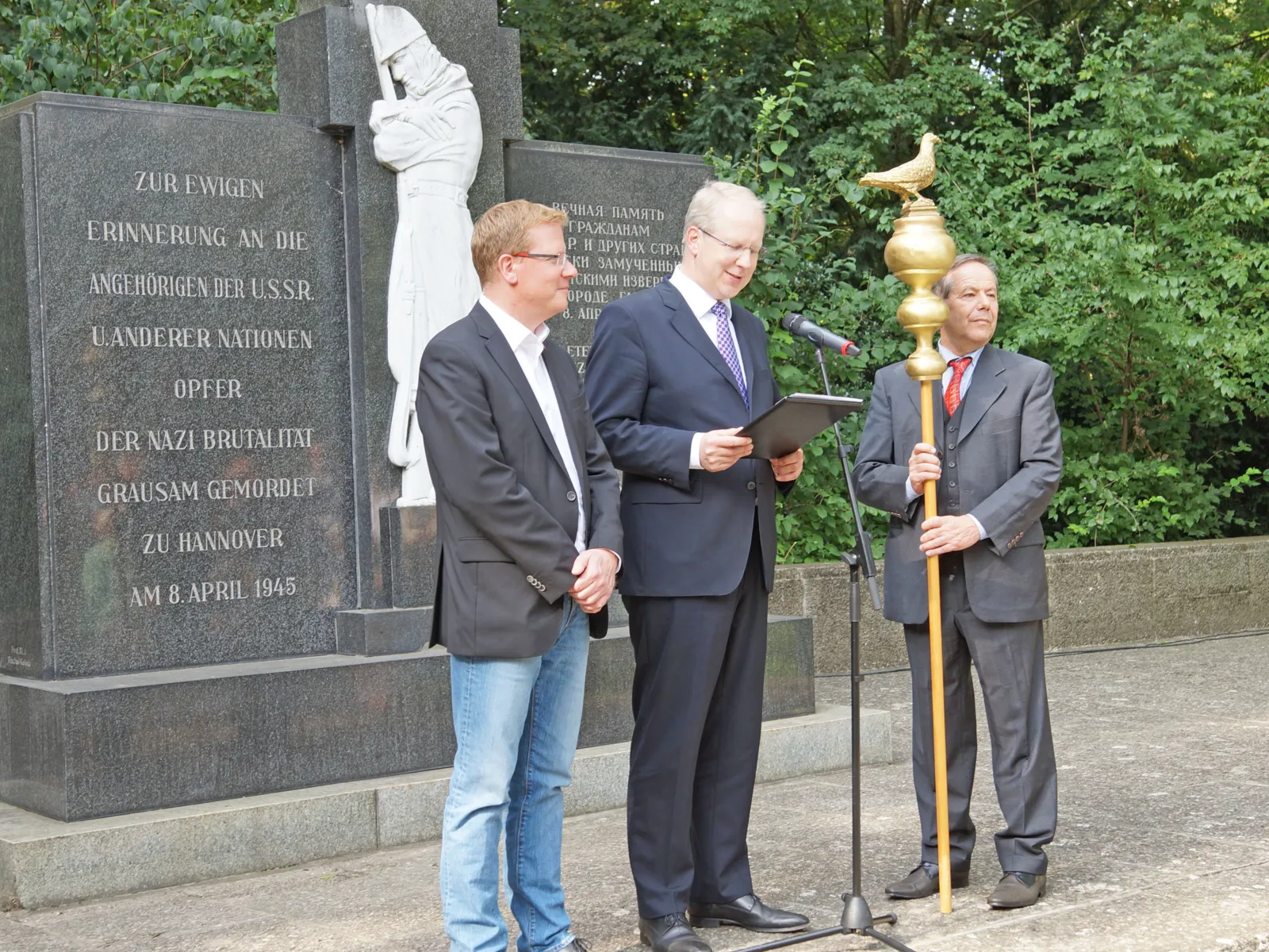 Die Übergabe der Friedenstaube durch Richard Hillinger an die Stadt Hannover, vertreten durch den Oberbürgermeister Stefan Schostok. (von links: Dirk Schulze (Erster Bevollmächtigter der IG Metall Hannver), Stefan Schostok (Oberbürgermeister der LHH), Richard Hillinger (Künstler und Schaffer der goldenen Friedenstauben) 