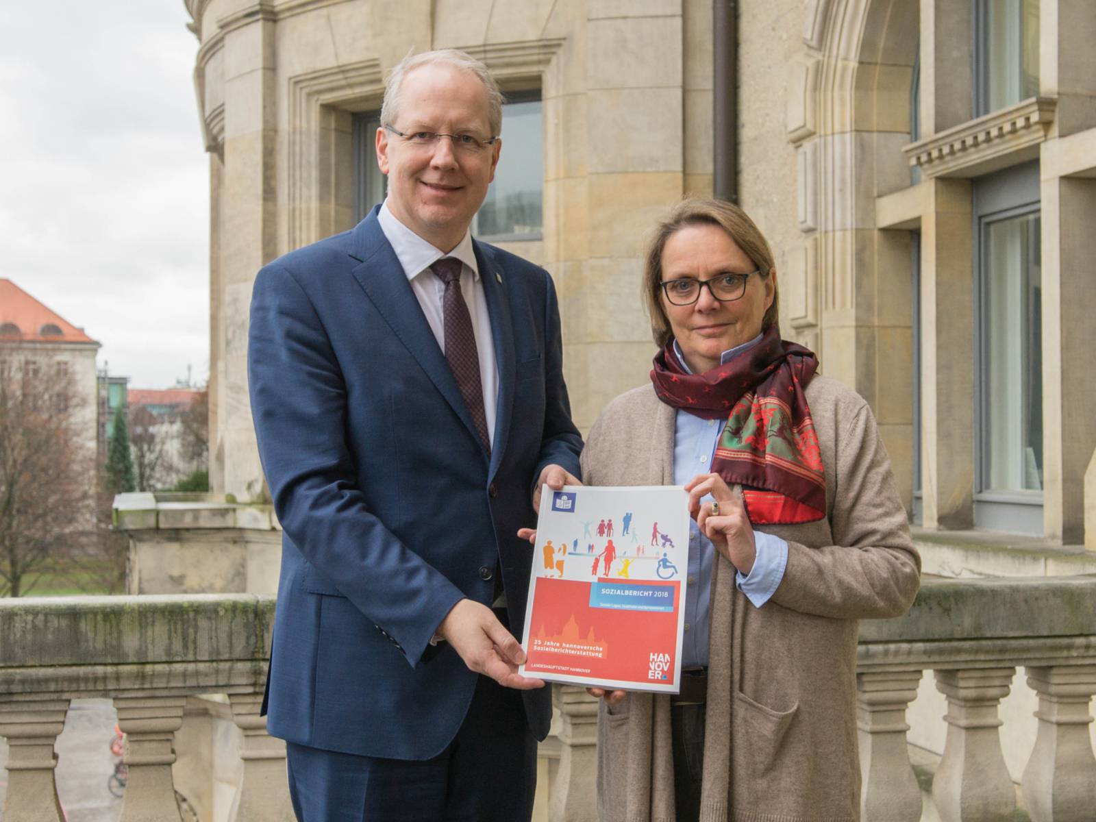 Stefan Schostok und Konstanze Beckedorf präsentieren den Sozialbericht 2018