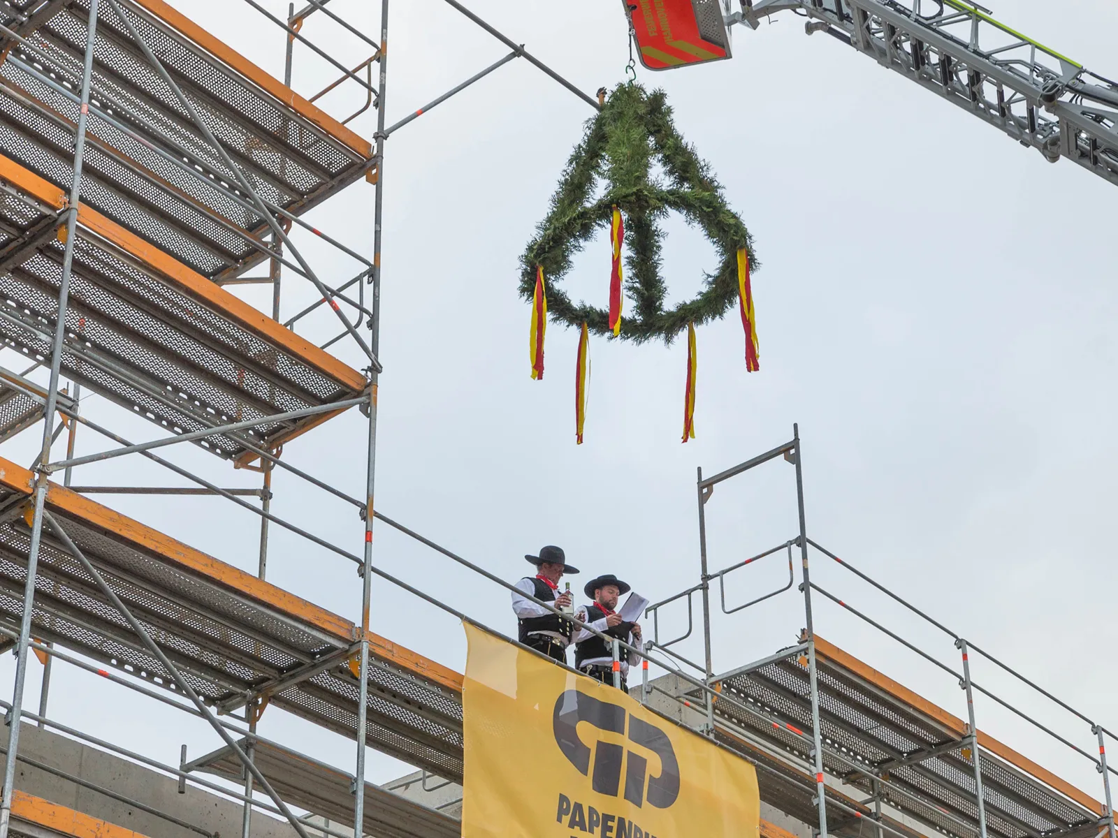 Richtkranz bei der neuen Feuer- und Rettungswache 3