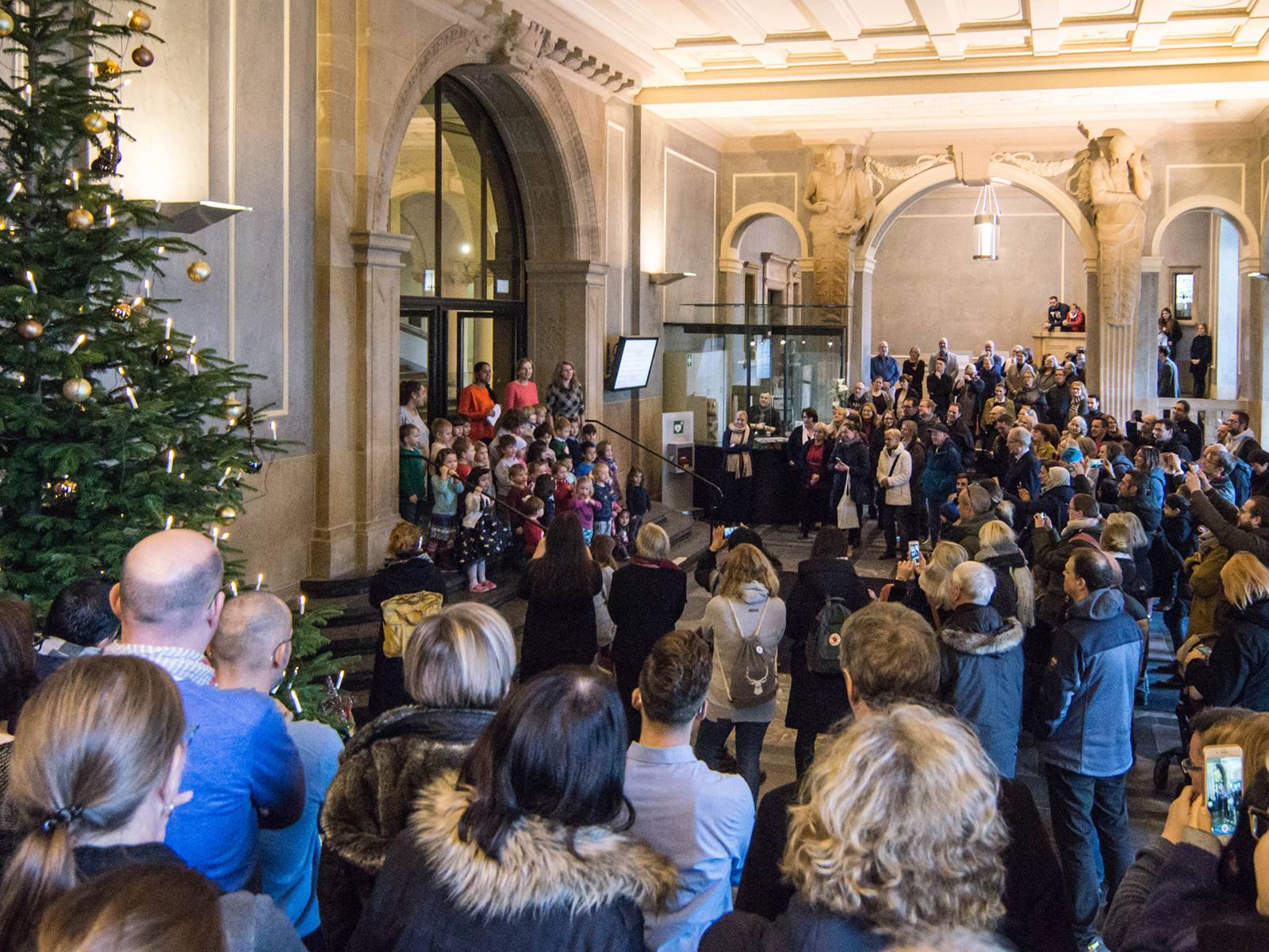 Weihnachtssingen der Kita Trammplatz im Rathaus-Foyer mit vielen Zuschauern