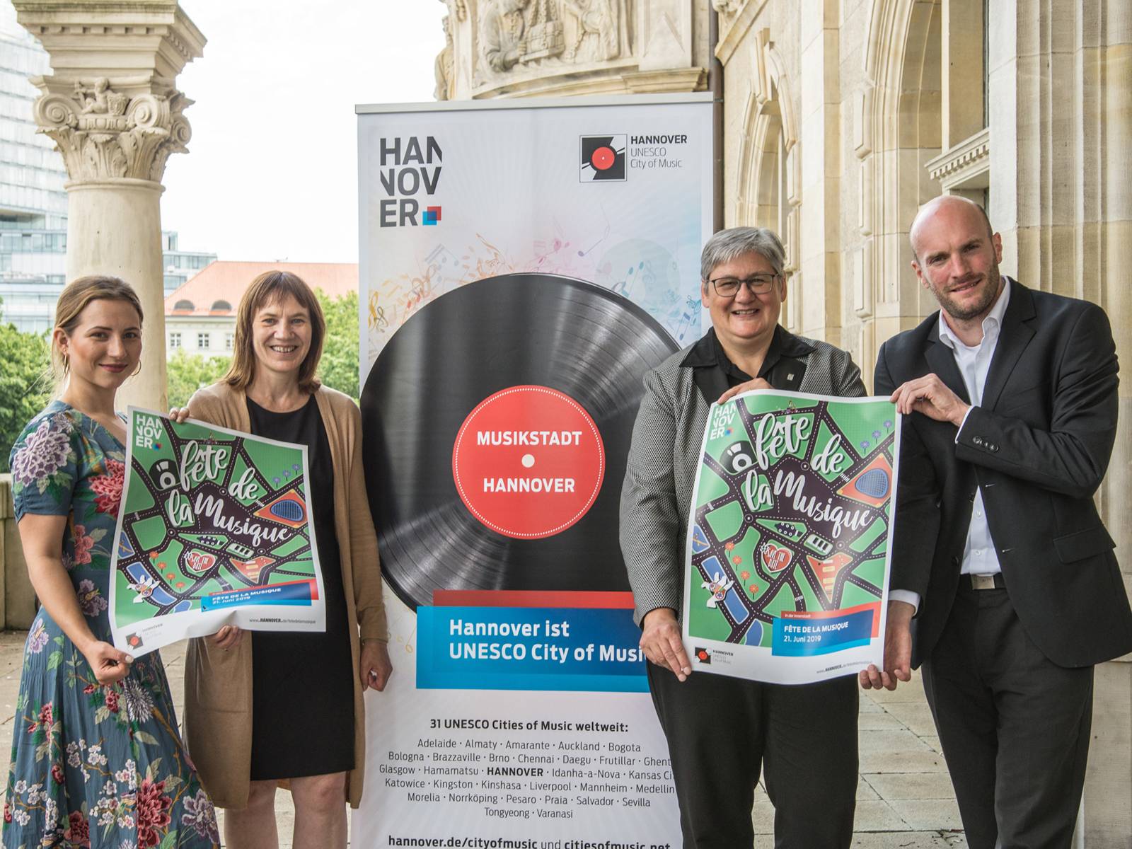 Meret Voßler, Sabine Busmann (beide MusikZentrum Hannover), Sabine Tegtmeyer-Dette (Erste Stadträtin und Umwelt- und Wirtschaftsdezernentin) und Ralf Sonnenberg (Leiter städtisches Eventmanagement) stellen das Progeamm der Fête vor.