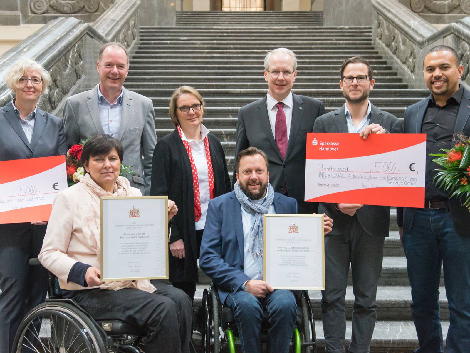 Acht Personen an der Treppe in der Rathaushalle