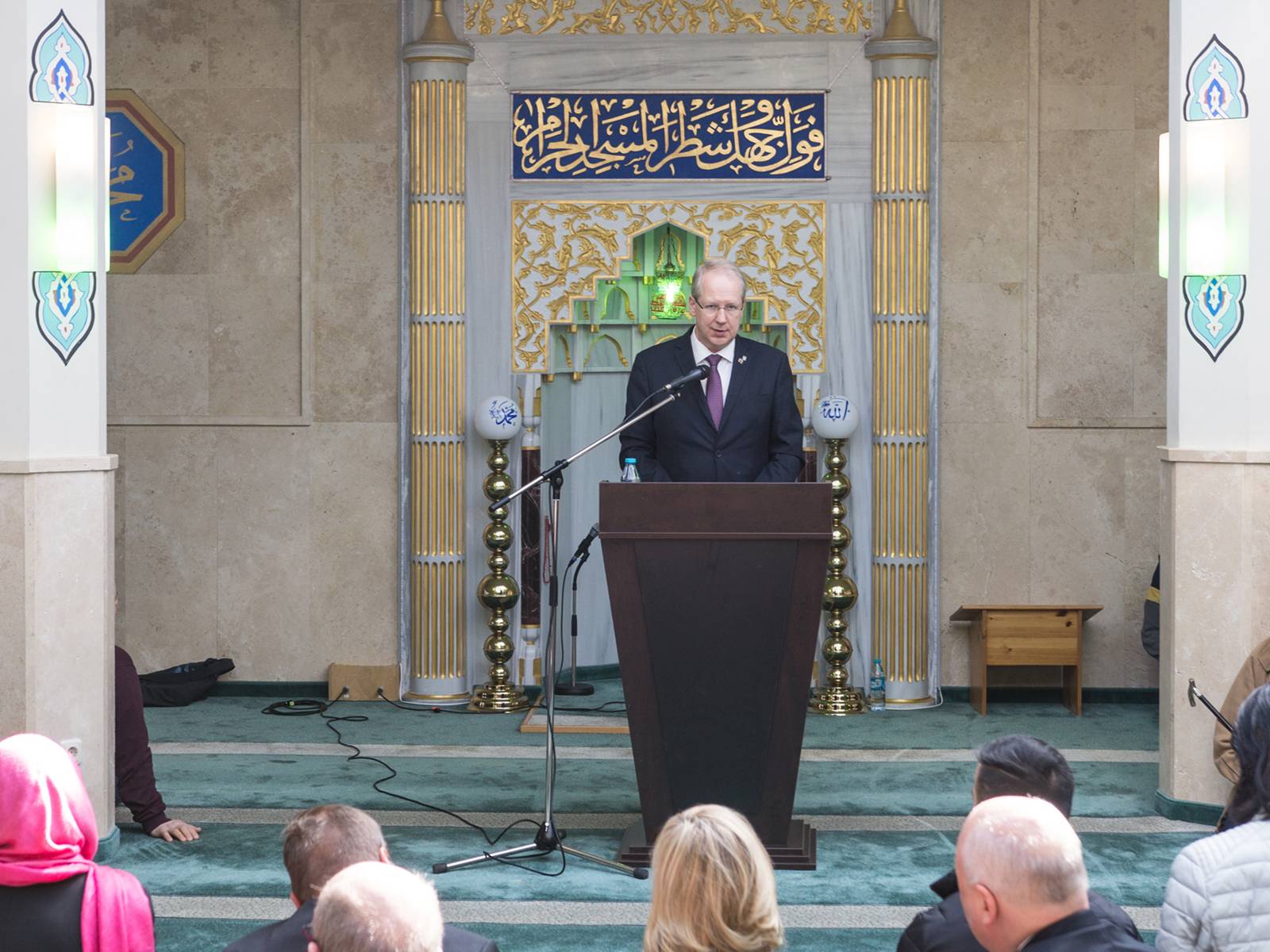 Oberbürgermeister Stefan Schostok während der Trauerbotschaft in der Moschee am Weidendamm