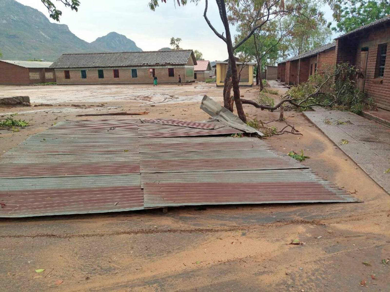 Das zerstörte Dach der Nanjiri Primary School in Blantyre