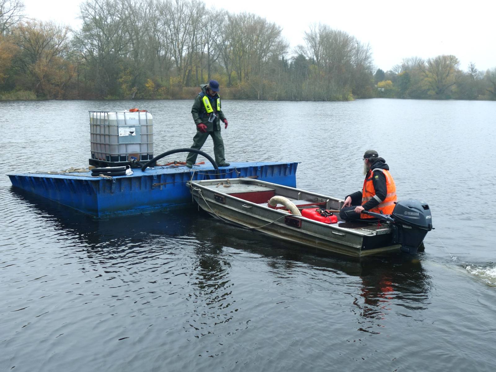 Das Fällmittel wird von einem Boot aus über einen Schlauch ausgebracht und gleichmäßig im Siebenmeterteich verteilt.