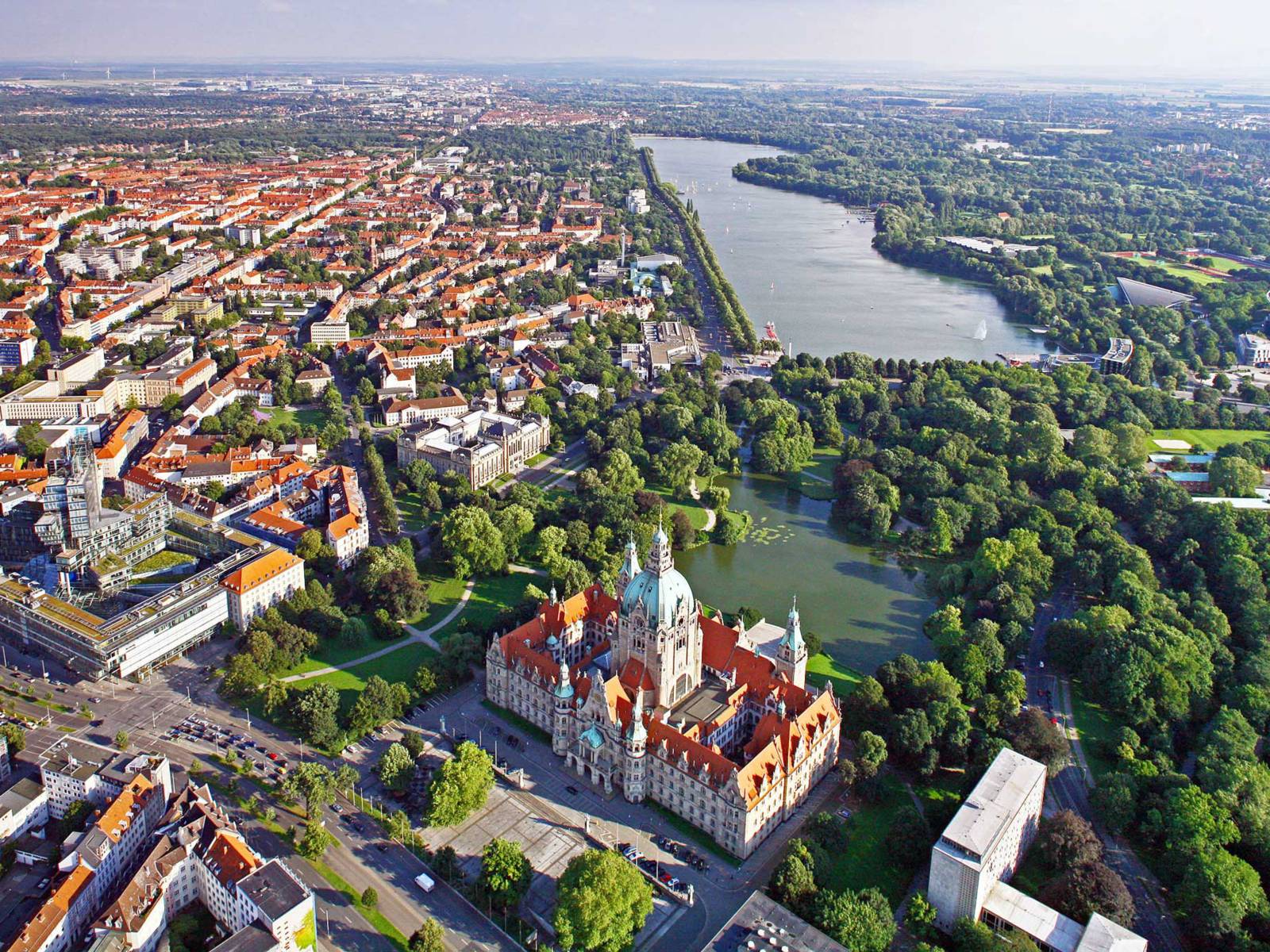 Schrägaufnahme von Hannover mit Blick auf das Neue Rathaus, die Südstadt und den Maschsee.