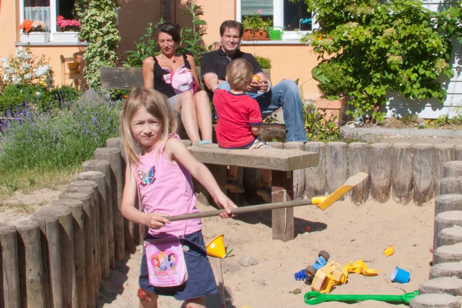 Eine Familie am Spielplatz