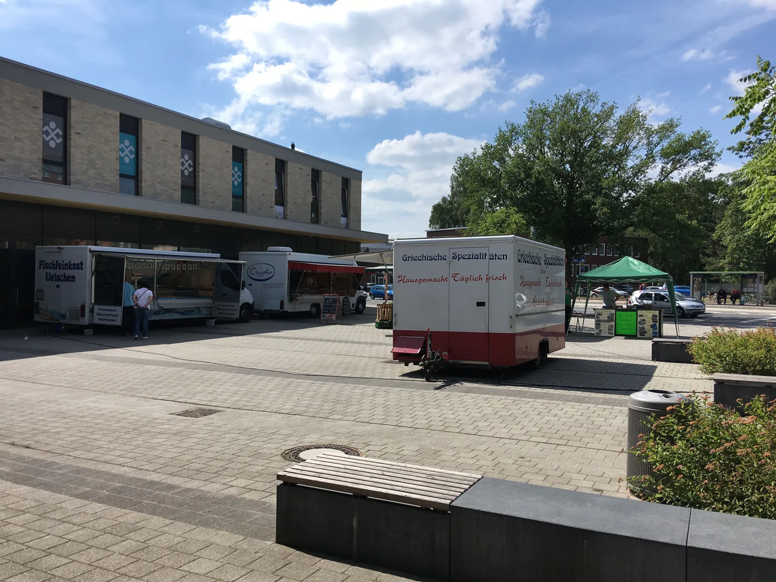 Marktwagen auf einem Stadtplatz