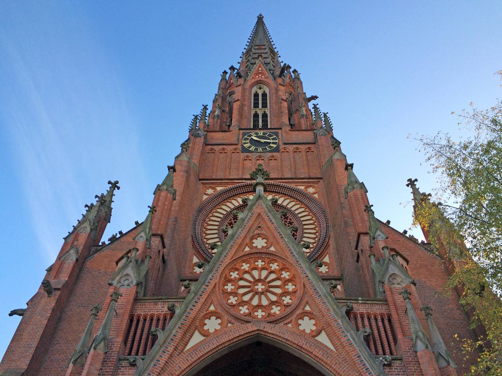 Blick auf das Eingangsportal der Christuskirche zu Hannover