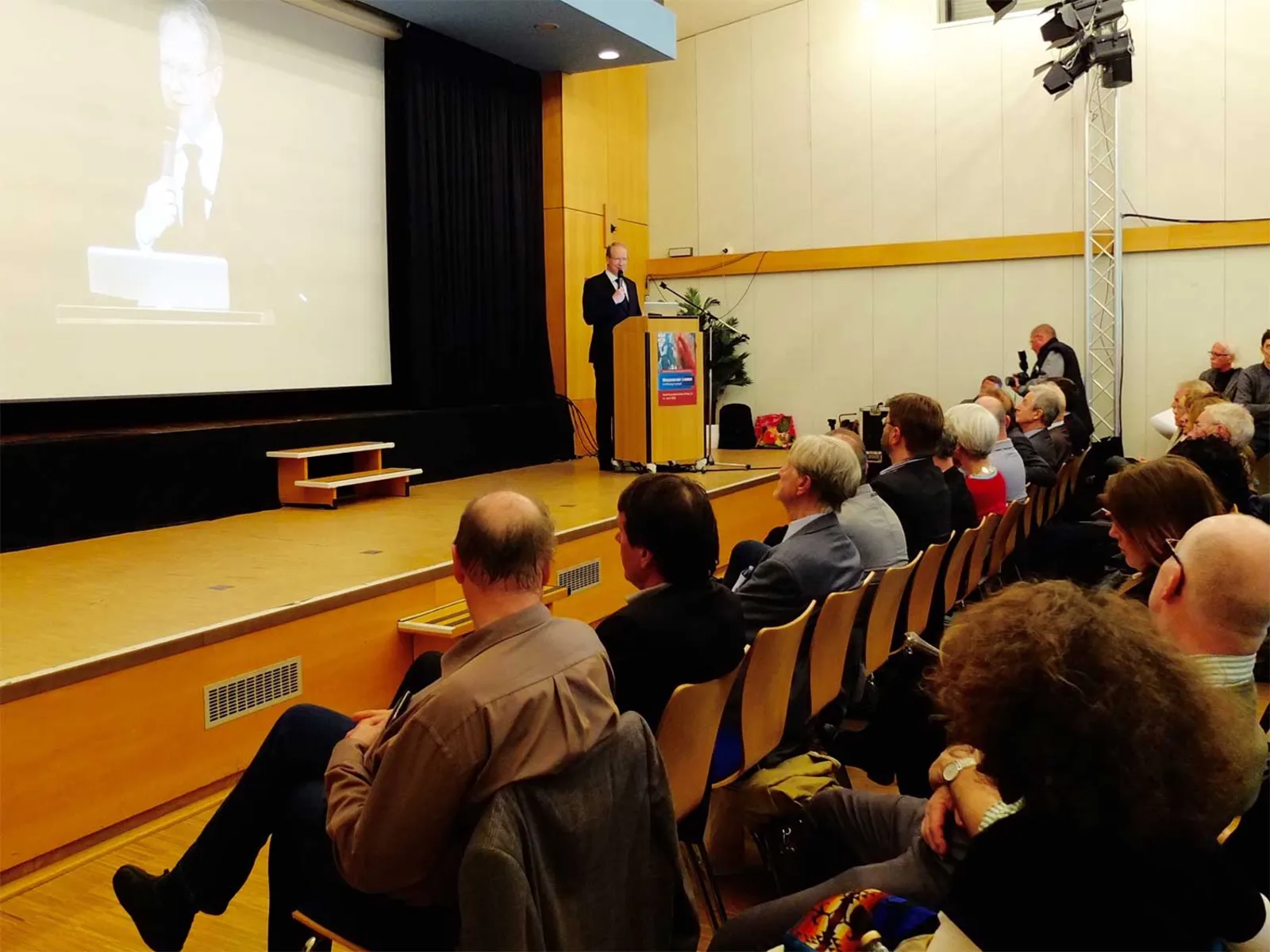 Oberbürgermeister Stefan Schostok vor dem Auditorium