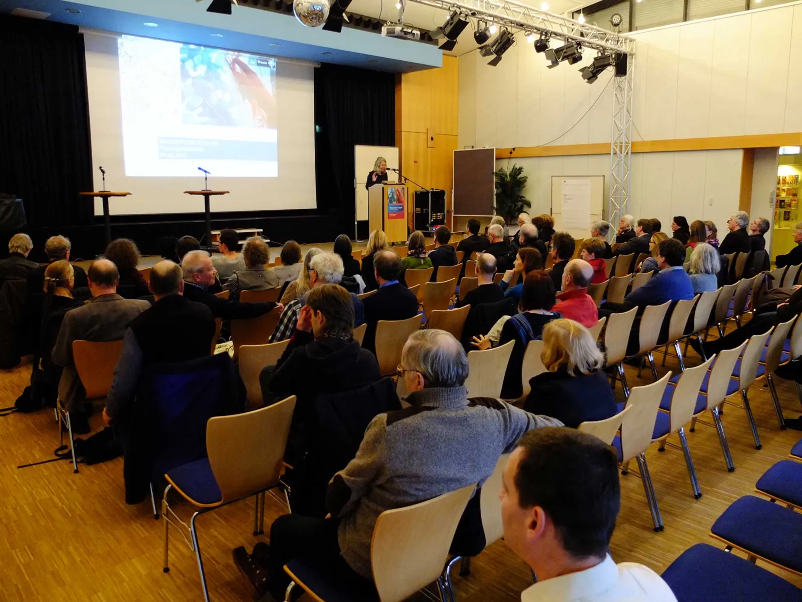Referentin am Pult vor Auditorium