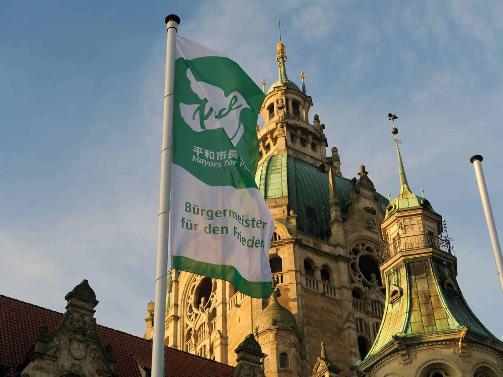 Flagge der Mayors for Peace vor dem Neuen Rathaus in Hannover