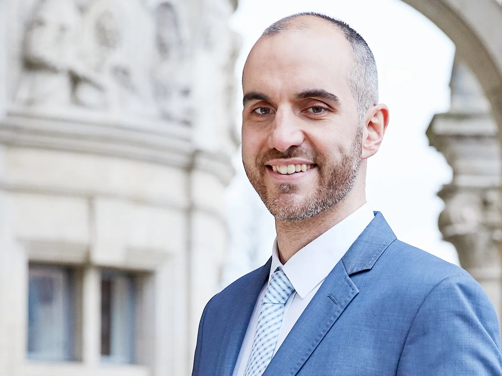 Portraitfoto von Oberbürgermeister Belit Onay auf dem Balkon des Neuen Rathaus Hannover