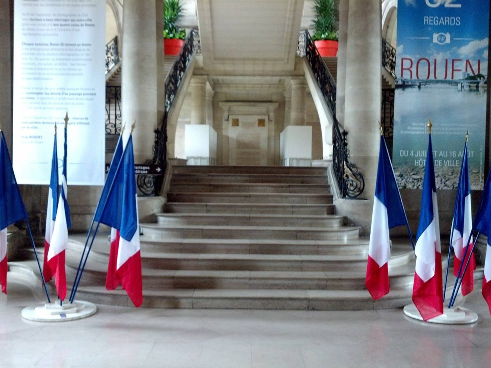 Von französischen Fahnen umrahmter Treppenaufgang im Rathaus von Rouen