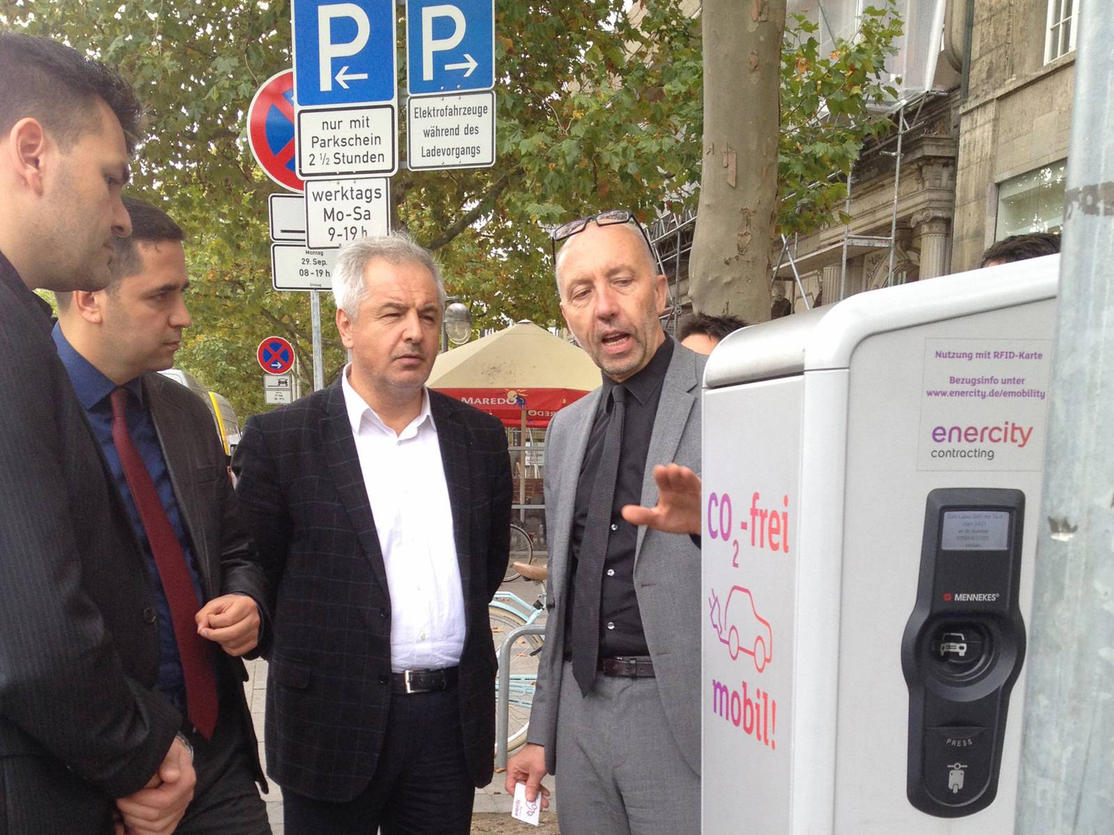 Raimund Nowak informs Ercan Urslu about the charging of VW’s electrically powered eUP on Hannover’s Georgstrasse