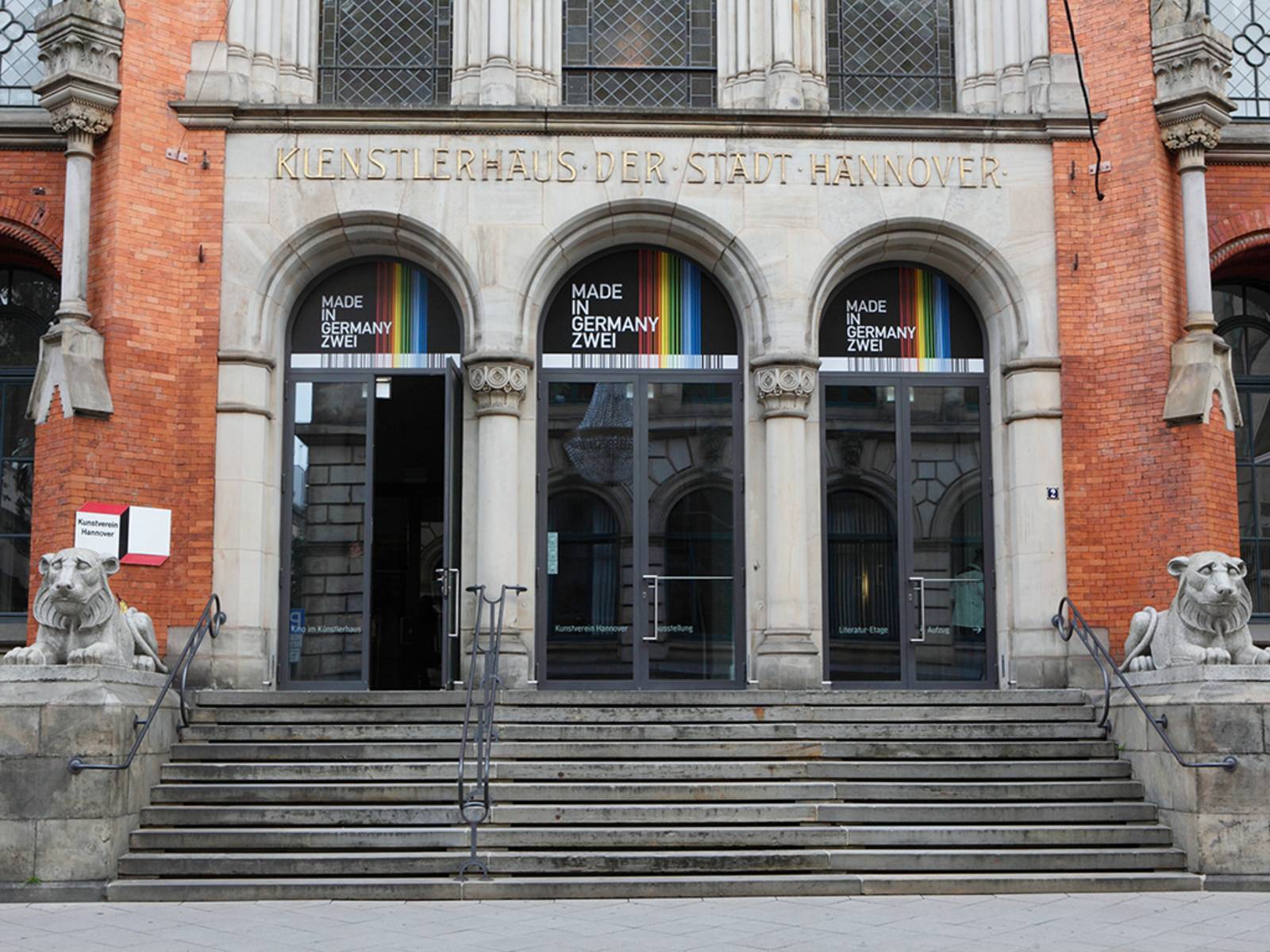 Das Eingangsportal des Künstlerhauses Hannover wird von zwei steinernen Löwen bewacht