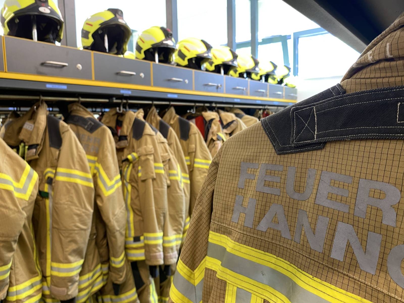 Helme und Jacken der Feuerwehr Hannover