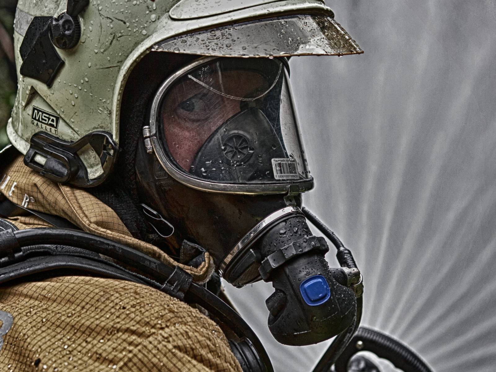 Symbolfoto: Atemschutzgeräteträger im Einsatz mit Strahlrohr