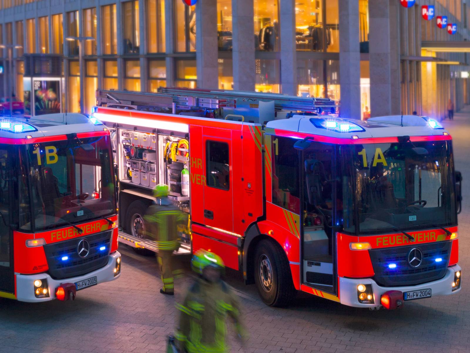 Zwei Autos der Feuerwehr Hannover