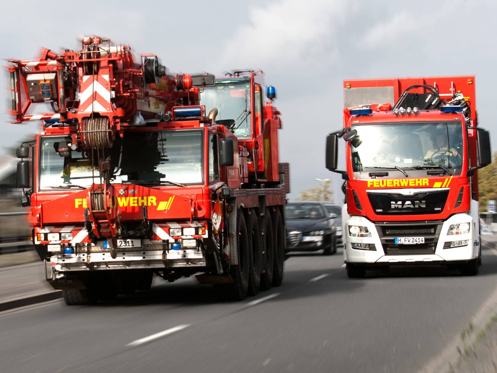 Symbolfoto: Technische Hilfeleistung mit Feuerwehrkran und Wechselladerfahrzeug mit Abrollbehälter Kranzubehör