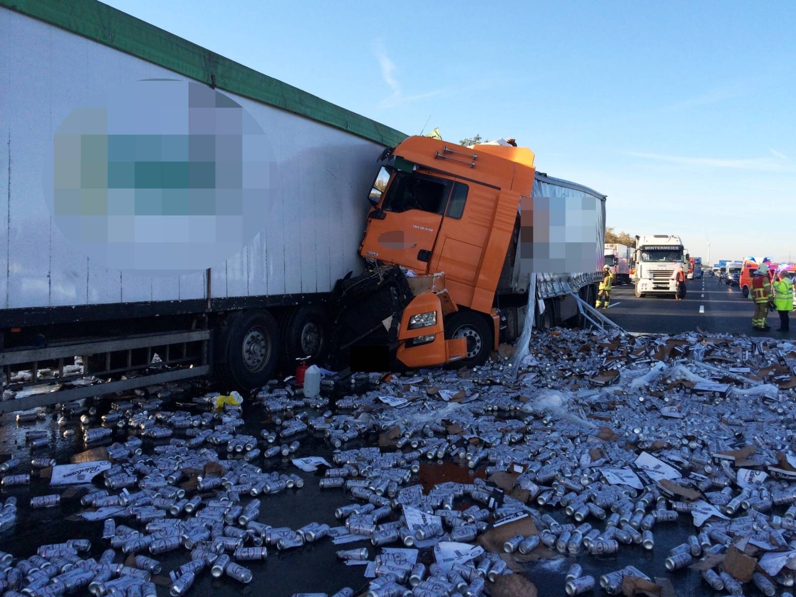 Bei einem schweren LKW-Unfall auf der Bundesautobahn 2 wurde ein Mann leicht verletzt. Die Ladung -mehrere tausend Bierdosen- verteilte sich auf der kompletten Fahrbahn.