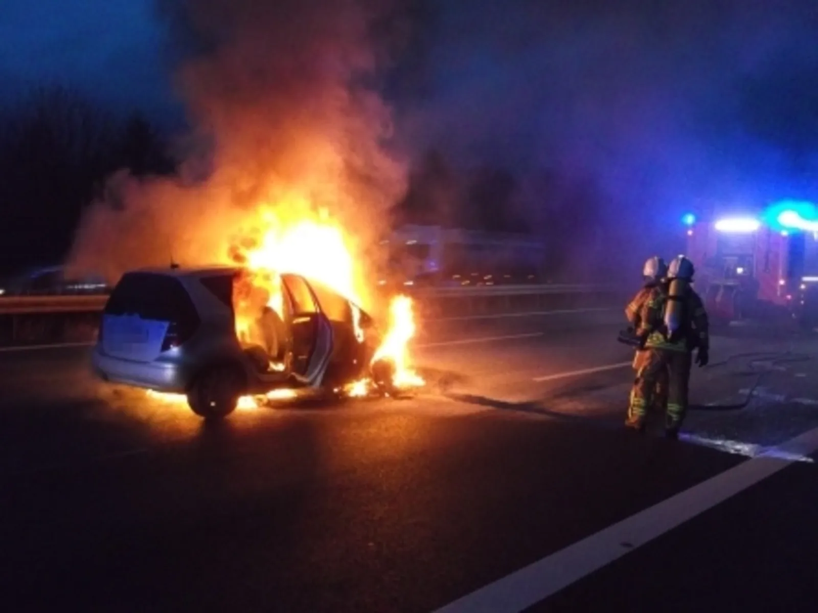 Beim Brand eines Kleinwagens musste am Donnerstagnachmittag die Autobahn 2 kurz hinter der Anschlussstelle Hannover-Herrenhausen in Richtung Berlin voll gesperrt werden.