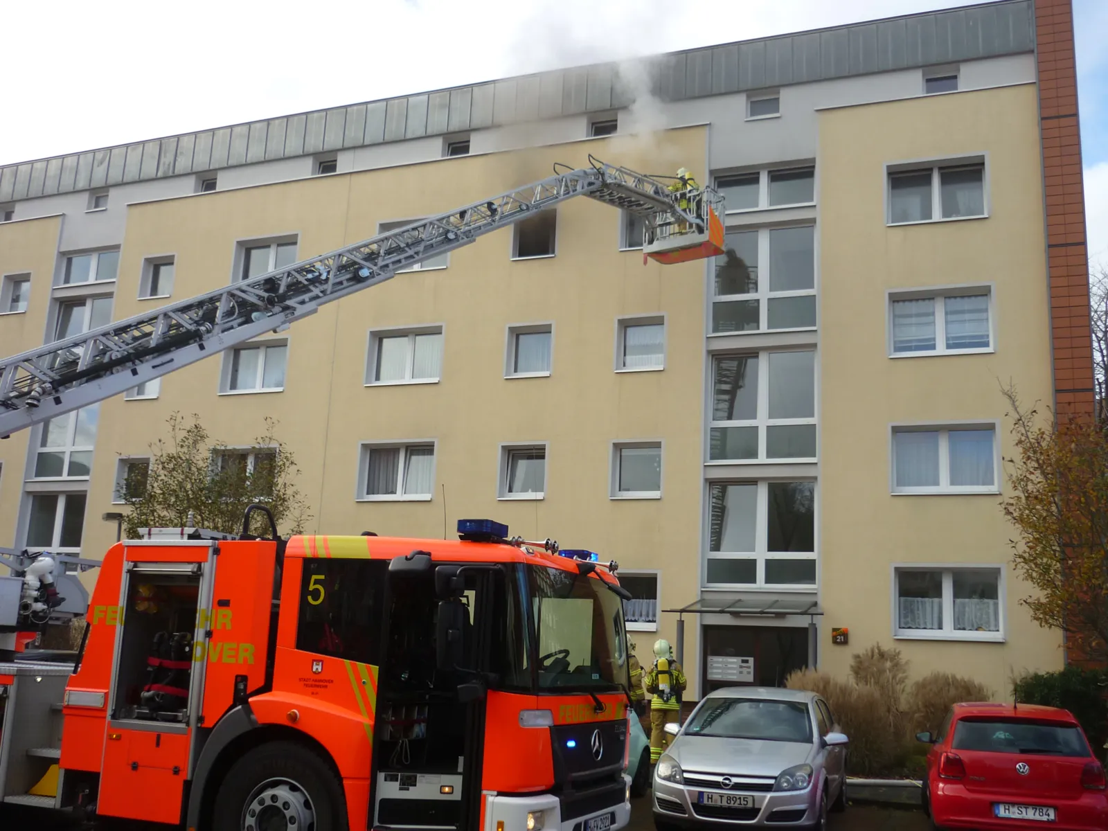 Beim Eintreffen der ersten Einsatzkräfte standen die Küche und Teile des Flures der Wohnung im 3. Obergeschoss bereits im Vollbrand.