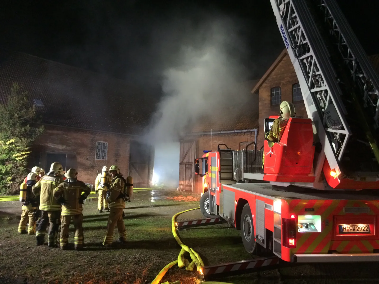 Ein ausgedehnter Brand in einem ehemaligen landwirtschaftlichen Gehöft hat die Feuerwehr Hannover in der Nacht zum Mittwoch stark gefordert.