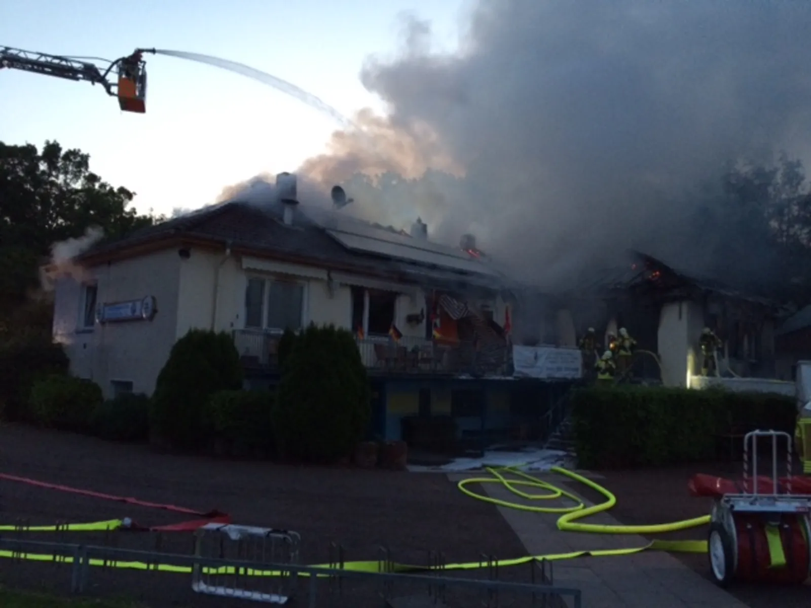Beim Eintreffen der ersten Einsatzkräfte stand das Gebäude bereits im Vollbrand.