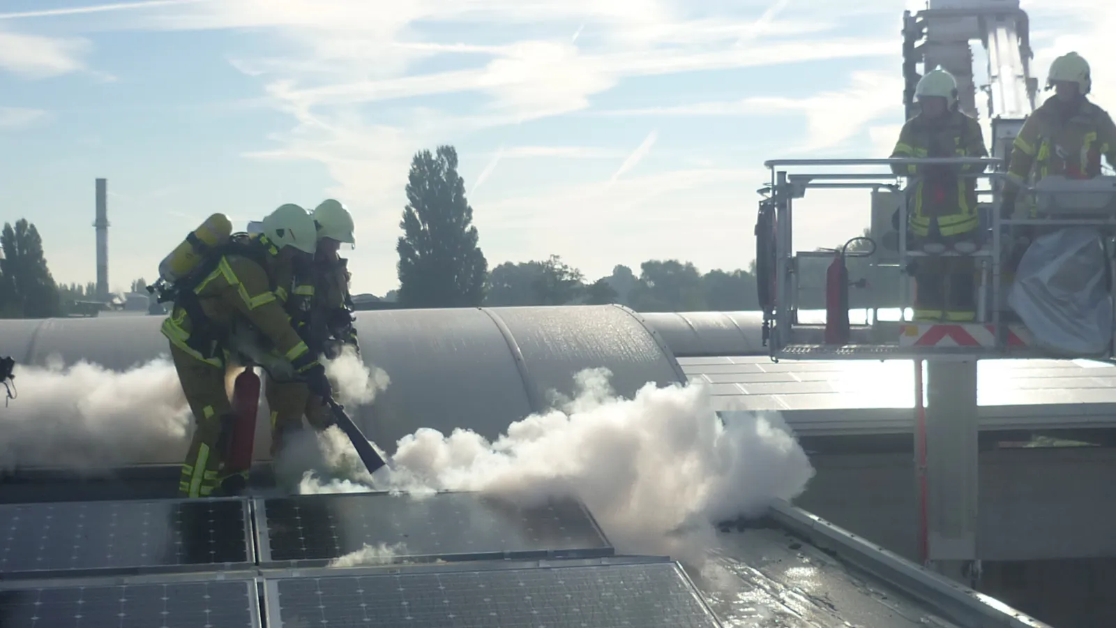 Um ein Ausbreiten der Flammen zu verhindern wurden zwei mit fünf Kilogramm Kohlendioxid gefüllte Handfeuerlöscher eingesetzt.


