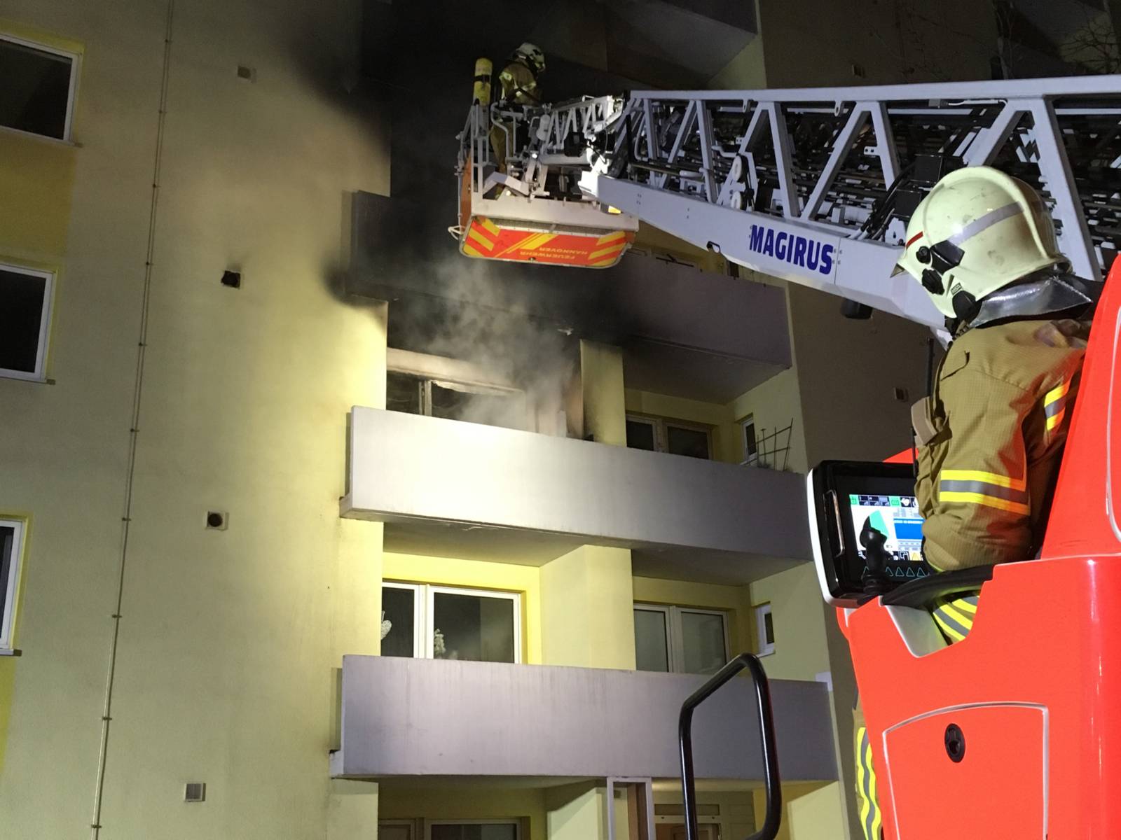 Beim Eintreffen der ersten Einsatzkräfte drohte das Feuer vom Balkon aus auf die darüber liegende Etage überzuschlagen.