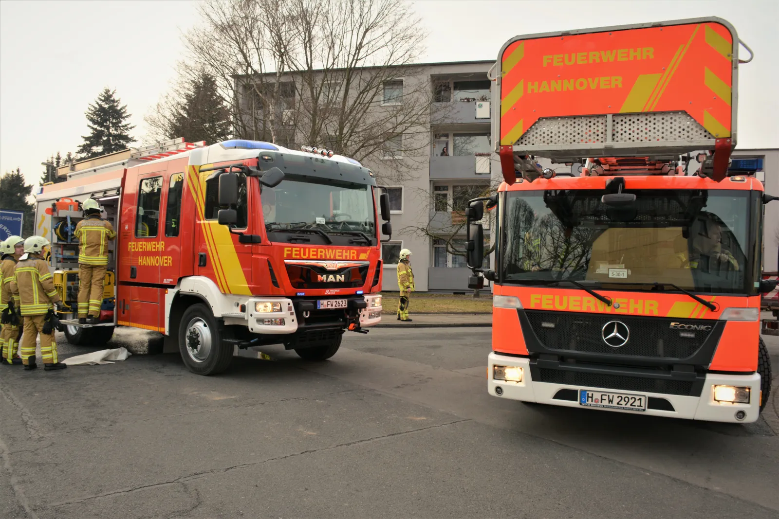 
Die Regionsleitstelle alarmierte den Löschzug der Feuer- und Rettungswache 5, die Ortsfeuerwehr Misburg sowie einen Rettungswagen und ein Notarzteinsatzfahrzeug. Unter anderem kam auch das neue Hilfeleistungslöschfahrzeug der Ortsfeuerwehr Misburg zum EInsatz.