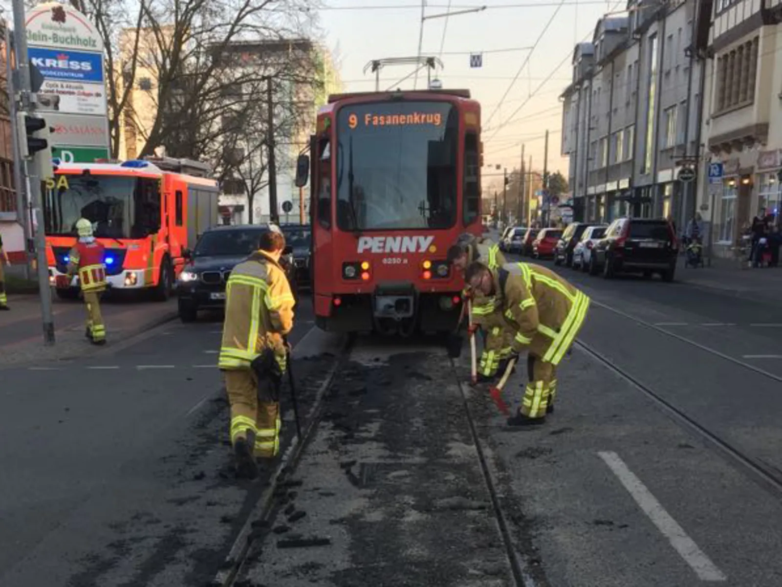 Der Gleisbereich und die Schienen wurden von den hannoverschen Brandschützern gereinigt und der verlorene Asphalt beseitigt. 
