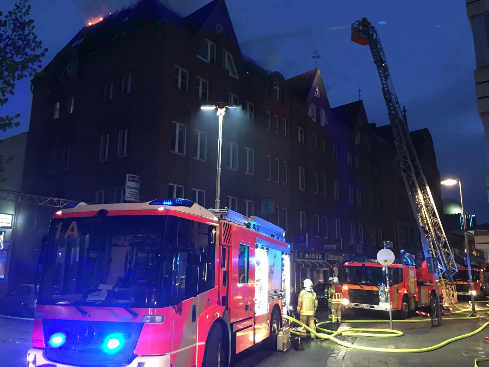 Am frühen Dienstagmorgen brannten an einem Wohn- und Geschäftshaus im Steintorviertel zunächst Müllcontainer und kurz darauf der Dachstuhl. Einsatzkräf-te retteten 21 Bewohner aus neun Wohnungen. 