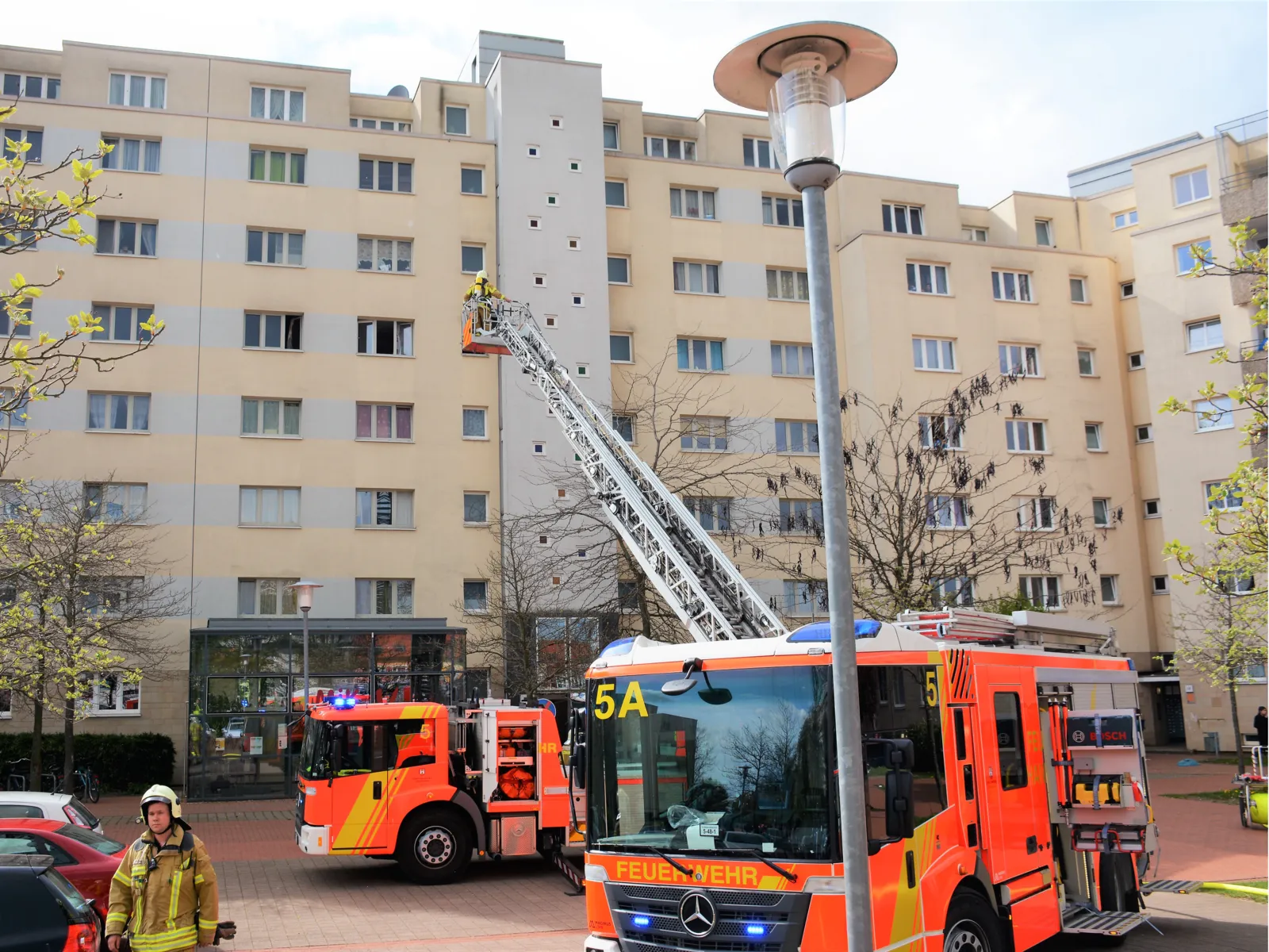Im Einsatz waren der Löschzug der Feuer- und Rettungswache 5, die Ortsfeuerwehr Vinnhorst sowie einen Rettungswagen.