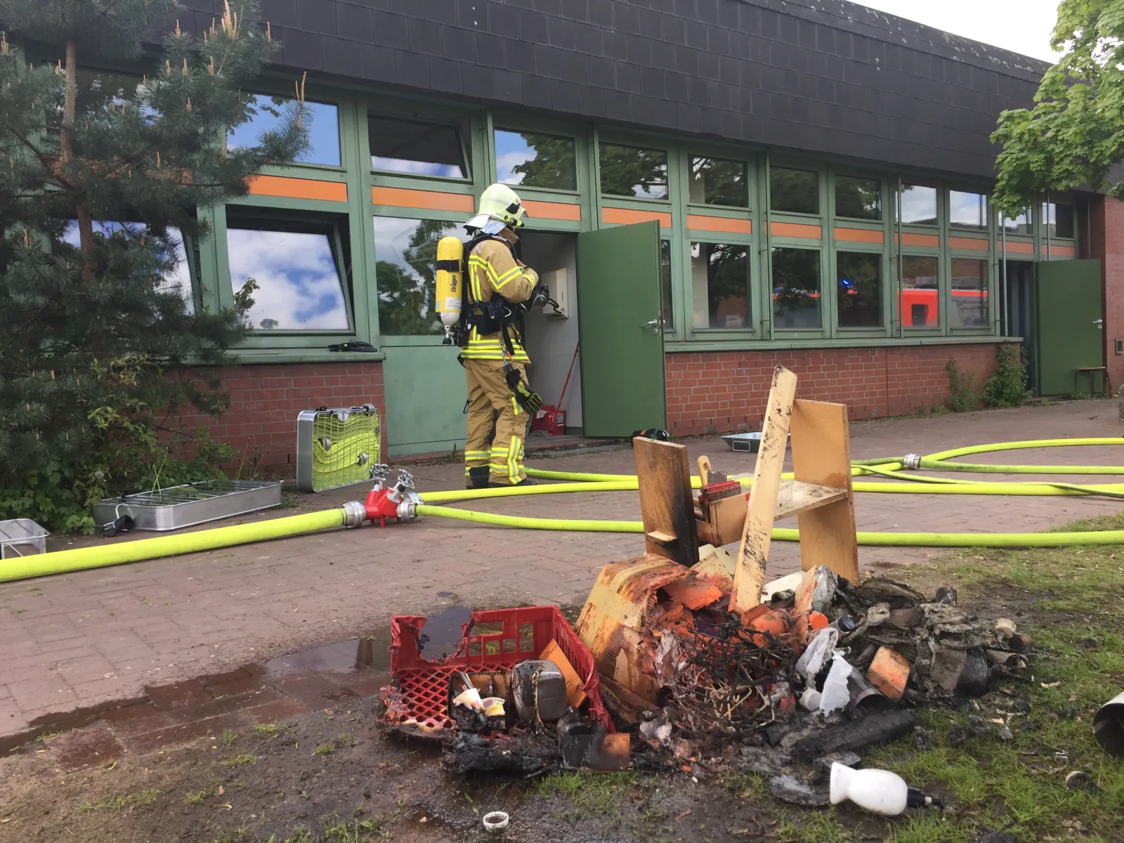 Bei Eintreffen der hannoverschen Brandschützer bereits sechs Minuten nach Eingang des Notrufes war der Gebäudeteil, in dem sich der Werkraum befand bereits geräumt, auch die automatische Brandmeldeanlage der Schule hatte einen Alarm ausgelöst.