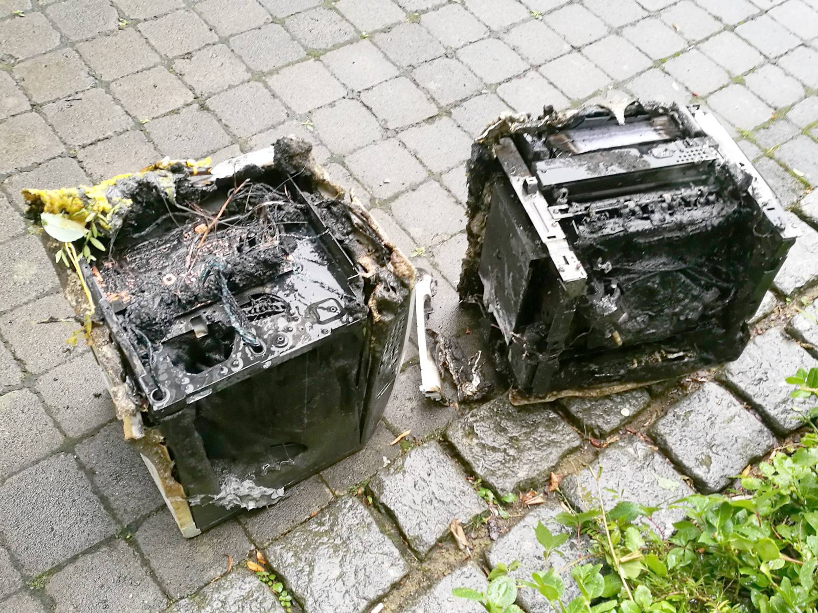 Zwei Drucker mit starken Brandschäden.
