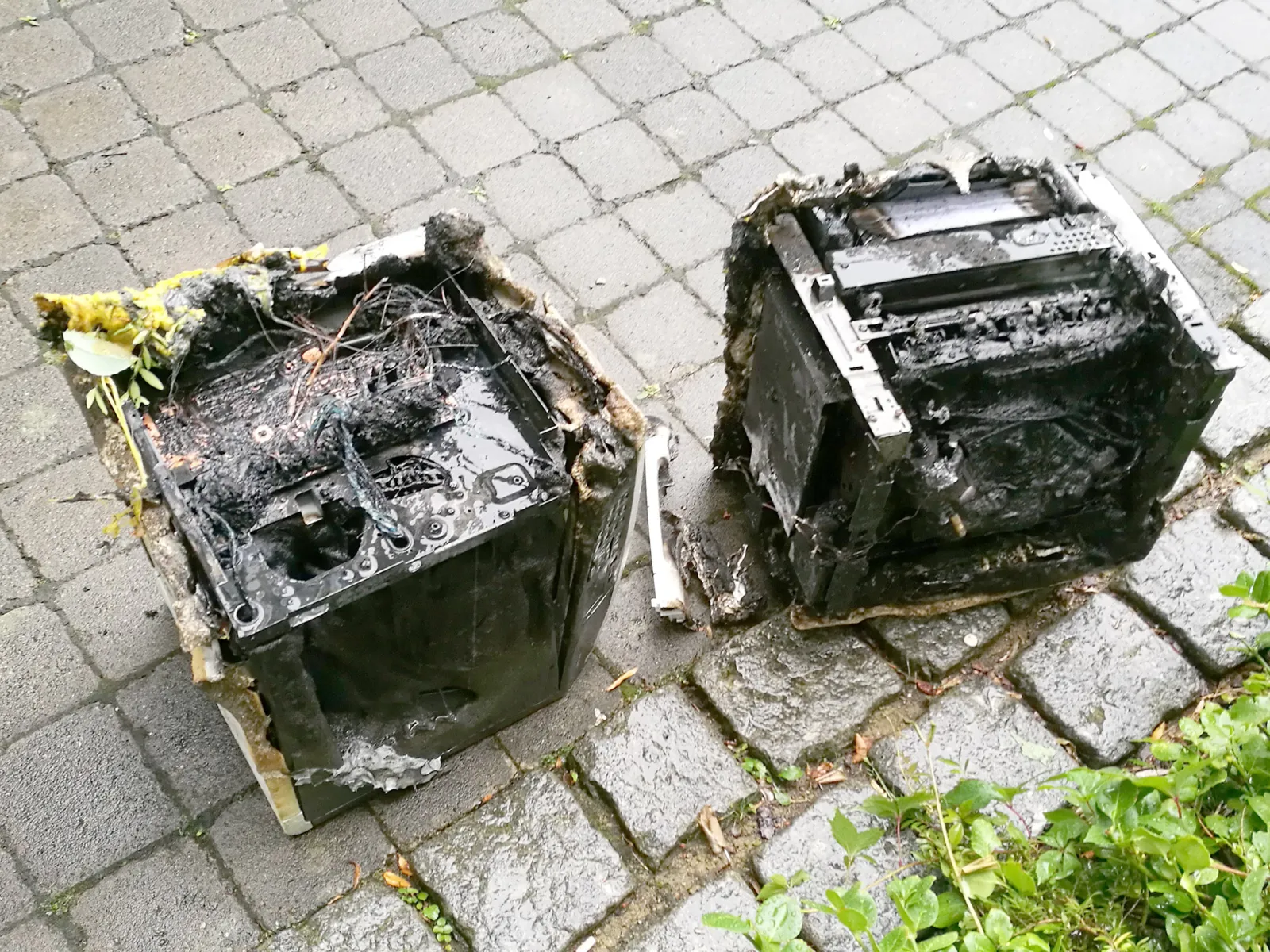 Zwei Drucker mit starken Brandschäden.