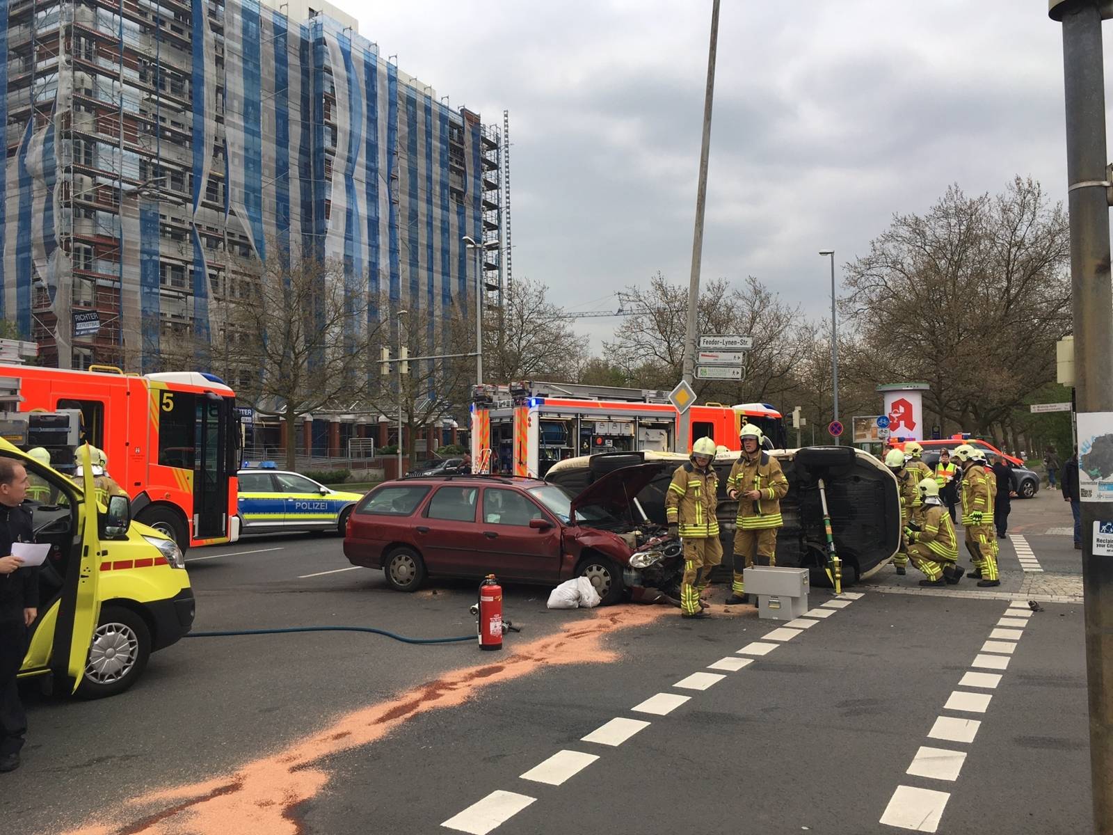 Am Montagnachmittag kam es zu einem Zusammenstoß zweier Fahrzeuge im Kreuzungsbereich Karl-Wiechert-Allee und Feodor-Lynen-Straße. Hierbei wurde eine Person in ihrem Fahrzeug eingeklemmt.
