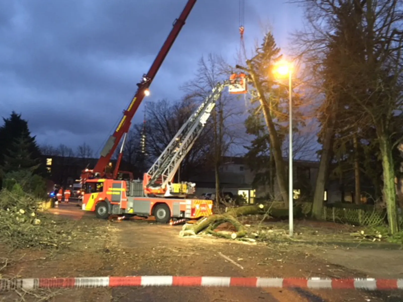 Seit 12:30 Uhr ist die Feuerwehr Hannover bei mehr als 160 Sturmeinsätzen im Dauereinsatz. 
