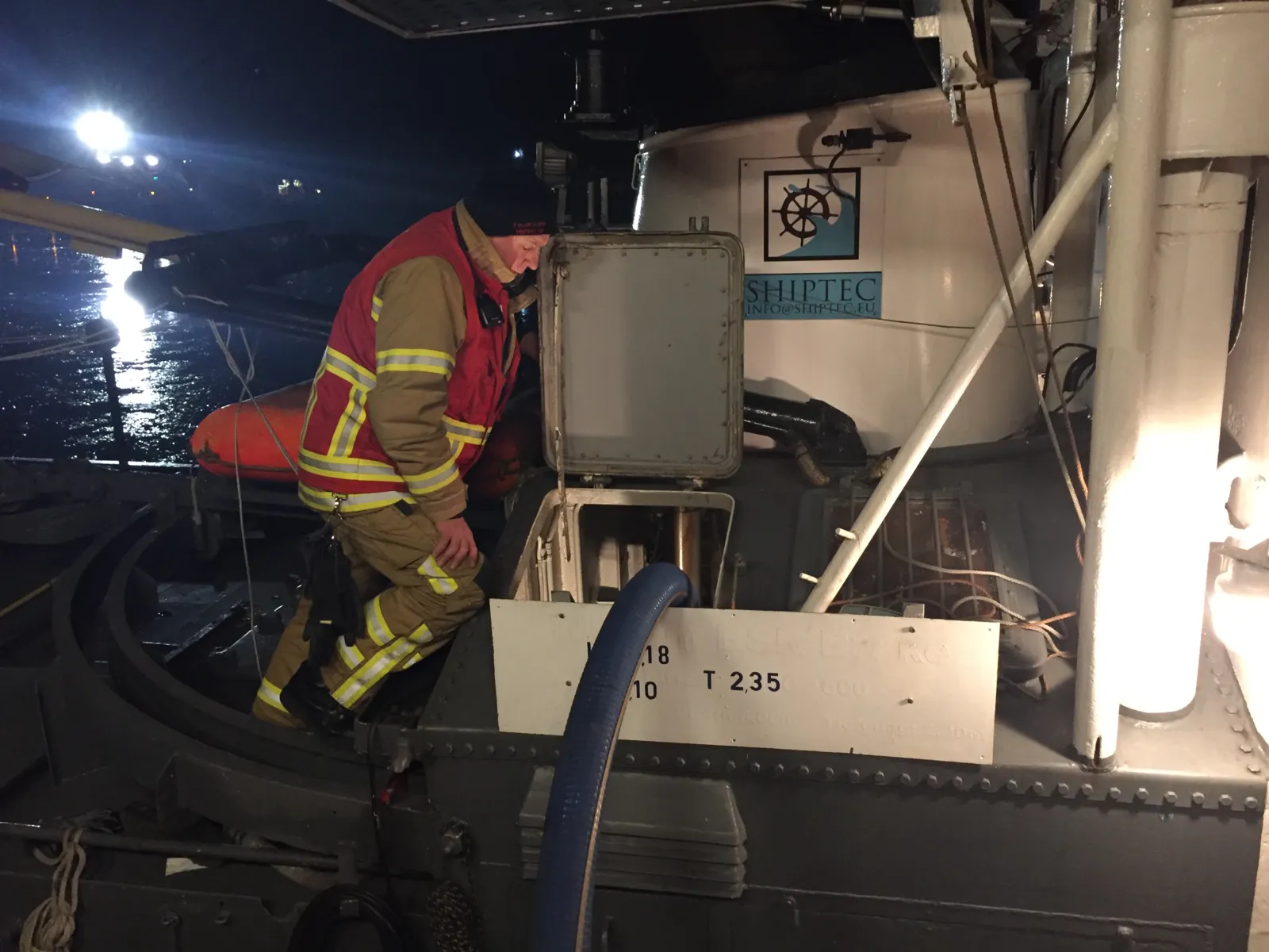 Durch ein Leck unterhalb der Wasserlinie drang Wasser in den Maschinenraum des Schleppers ein.