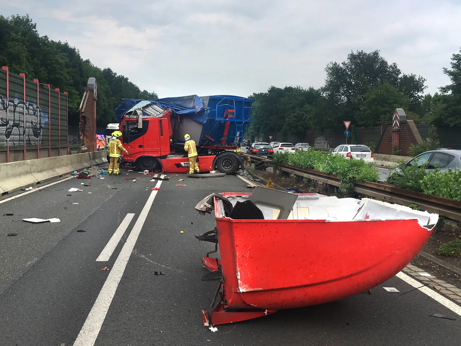 Verunfallter Sattelschlepper, im Hintergrund Einsatzkräfte der Feuerwehr Hannover.