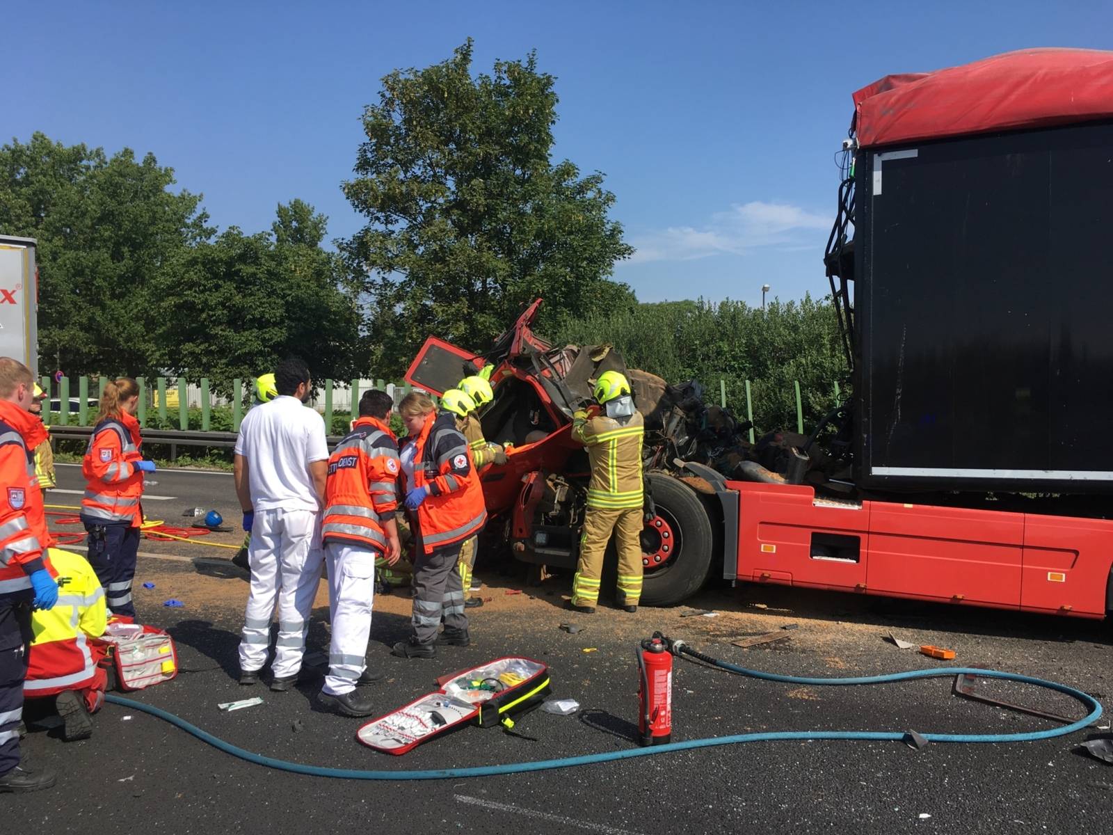 Einsatzkräfte der Feuerwehr Hannover befreien einen eingeklemmten LKW-Fahrer aus seinem völlig deformierten Fahrerhaus.