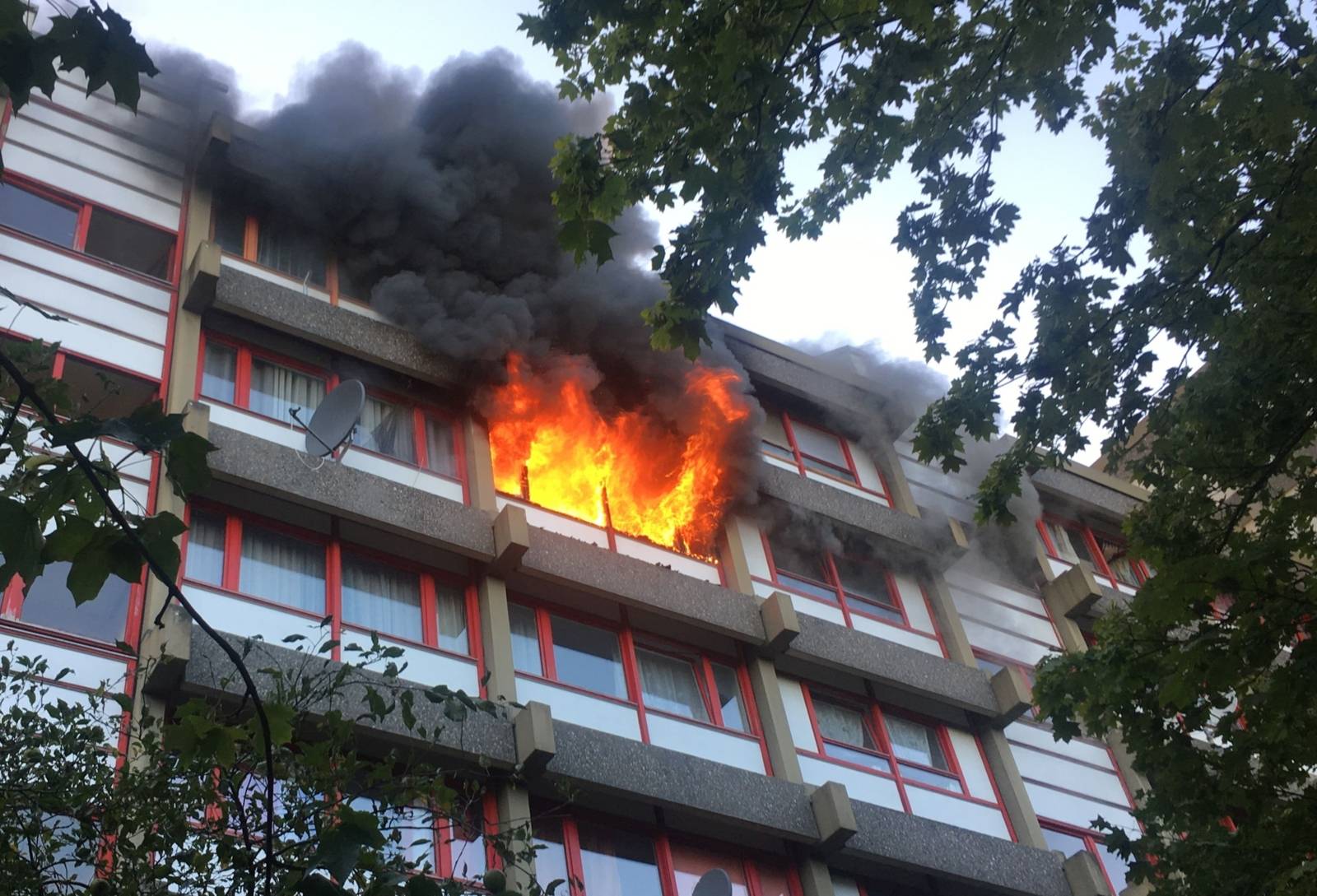 Bei Eintreffen der Einsatzkräfte schlugen bereits Flammen aus einer Wohnung im 5. Obergeschoss bis über das Dach